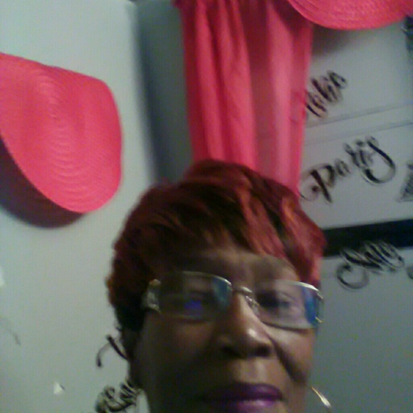 Profile Picture of Ksy Bosley (@kaybosley) on Poshmark