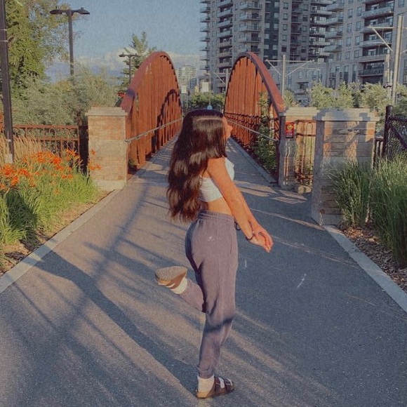 Profile Picture of Lily Devrieze (@lilydevrieze) on Poshmark