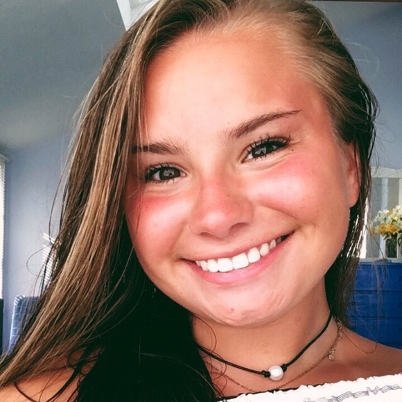 Profile Picture of Maeve Kennelly (@maevekennelly) on Poshmark