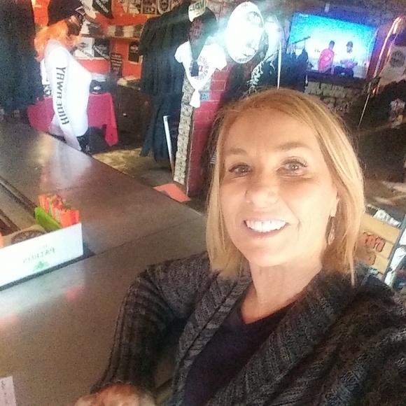 Kathy Gerardi - Poshmark Profile Picture of Kathy Gerardi (@azkathyg) on Poshmark