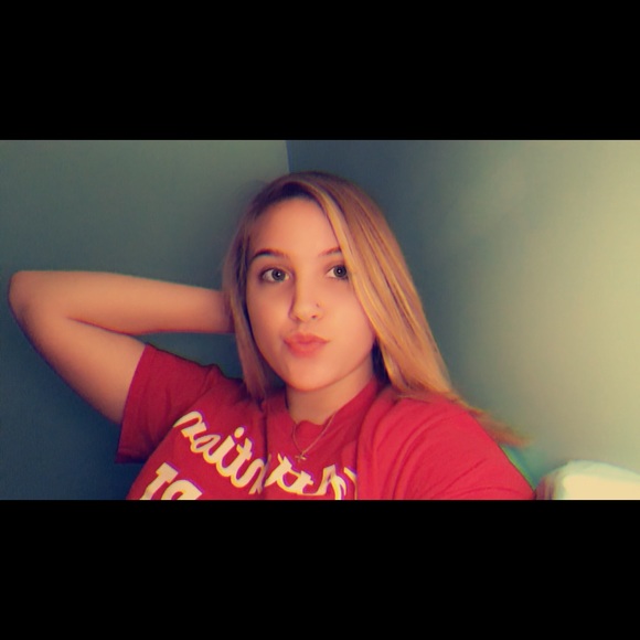 Profile Picture of Tori Head (@toridawn6) on Poshmark