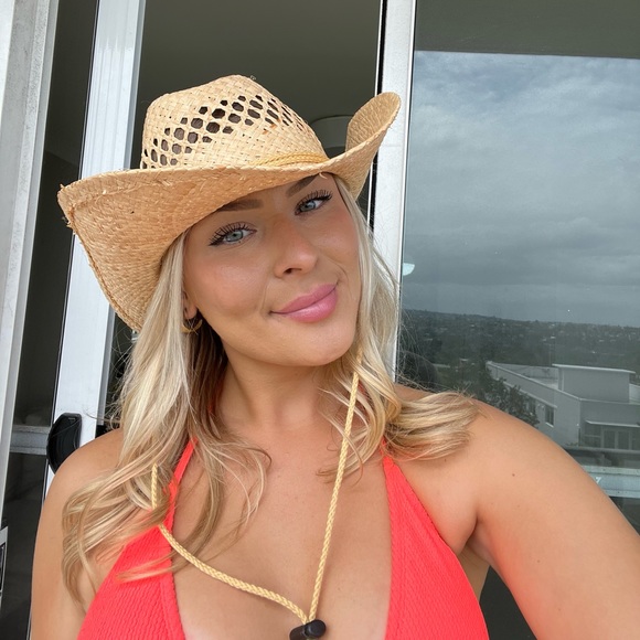 Profile Picture of Claudia Perschke (@claudiaperschke) on Poshmark