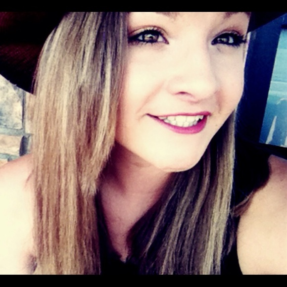 Profile Picture of Mckenzie Wright (@_wright15_) on Poshmark