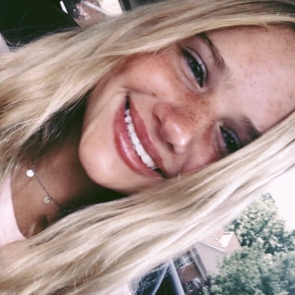 Profile Picture of Zoe Zemnickas (@zemnickaszoe) on Poshmark