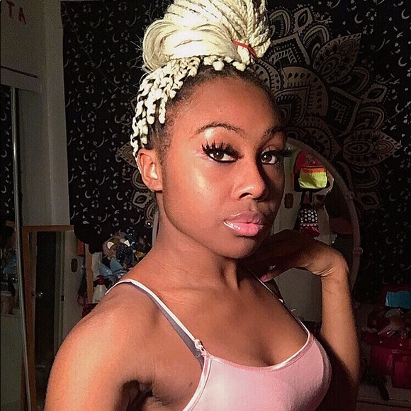 Profile Picture of Chenelle Bedward (@chenelle1_2) on Poshmark