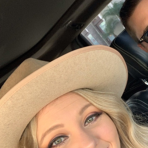 Profile Picture of Stephanie Lorenz (@stephdraio) on Poshmark