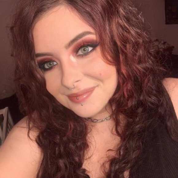 Profile Picture of Chloe Victoria (@chloebcoe18) on Poshmark