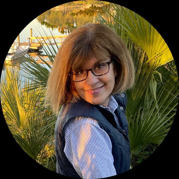 Profile Picture of Colleen Dempsey (@colleenbythesea) on Poshmark