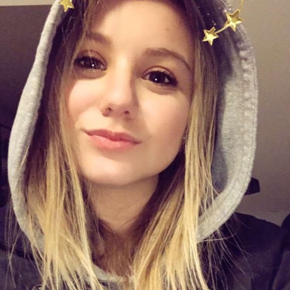 Profile Picture of Alexa Krezinski (@alexakrez) on Poshmark