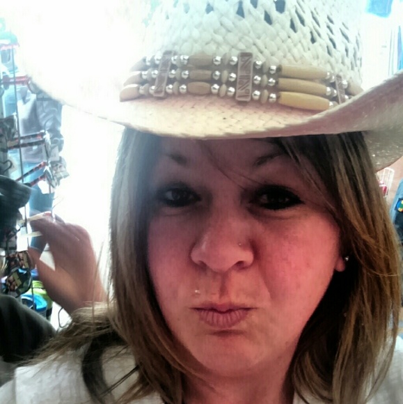 Profile Picture of Lisa Morrone (@lisa_7655) on Poshmark