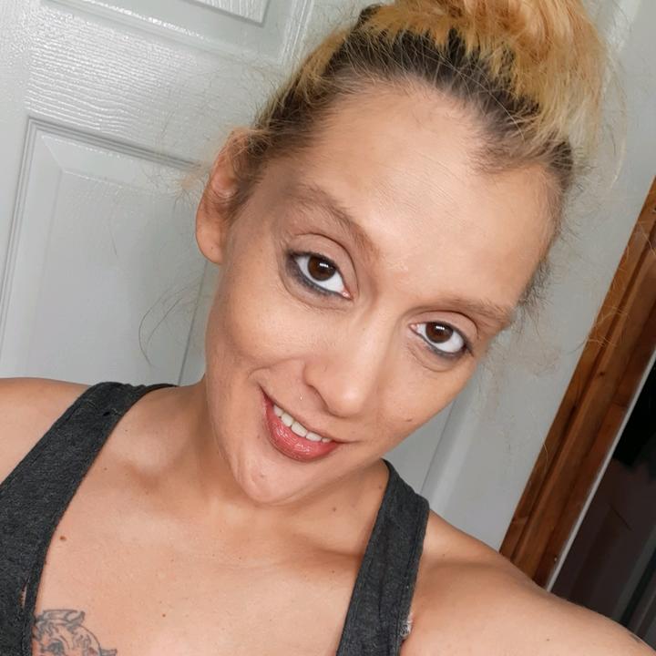Profile Picture of Amanda Barnby (@tryingtostaypositive2021) on Tiktok