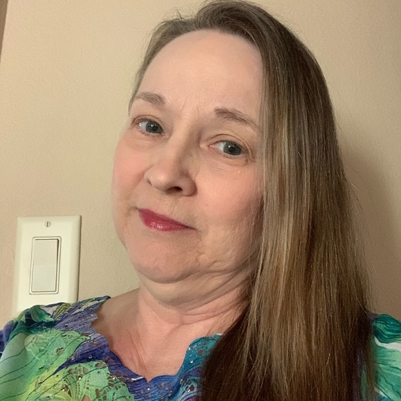 Profile Picture of Carolyn Hayden (@carolyn_hayden) on Poshmark