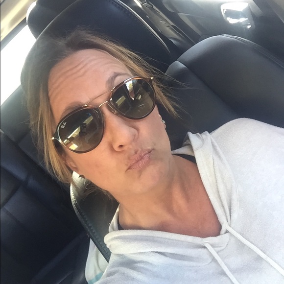 Profile Picture of Leslie Ivens (@lester1966) on Poshmark