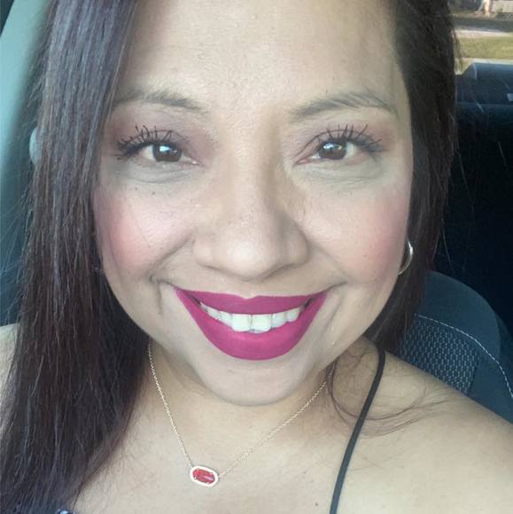 Profile Picture of Angela Abrego (@angelarios0917) on Poshmark