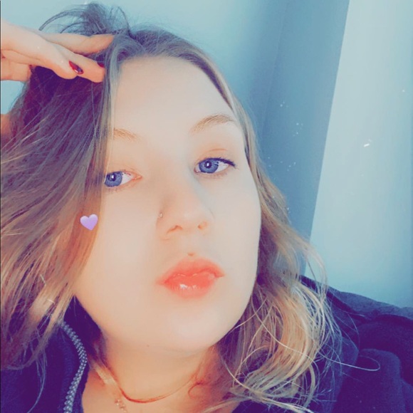 Profile Picture of Stephanie Greenham (@stephg1998) on Poshmark