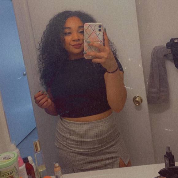 Profile Picture of Malyiah Simpson (@malianahi) on Poshmark