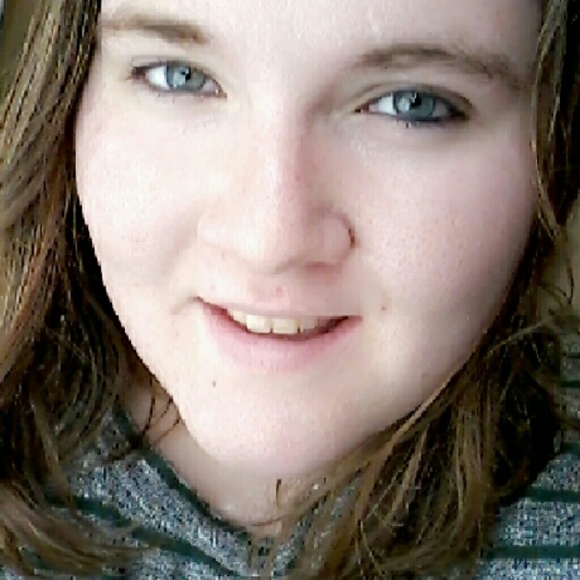 Profile Picture of Carly Muth (@cmuth0911) on Poshmark
