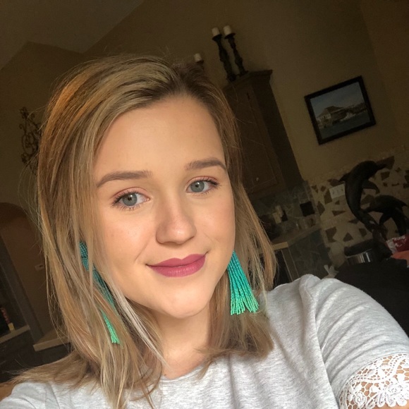 Profile Picture of Savanah Knezek (@savanahknezek) on Poshmark