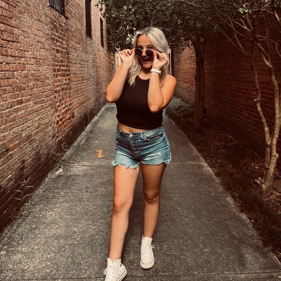 Profile Picture of Kyleigh Farley (@kyleighfarley) on Poshmark