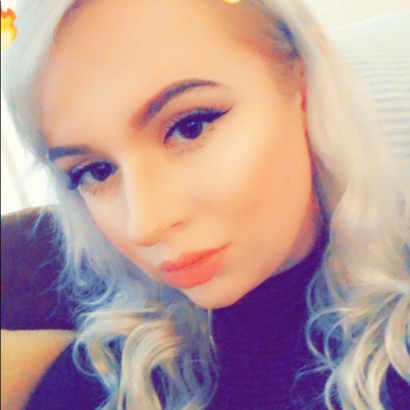 Profile Picture of Hannah Rogalski (@hanzbananzz) on Poshmark