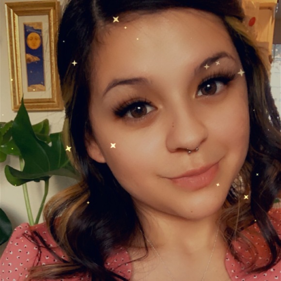 Profile Picture of Andrea Renee (@andreareneee) on Poshmark