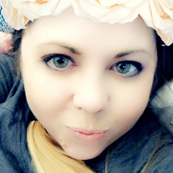 Profile Picture of Sarah Clover (@sarah_clover) on Poshmark