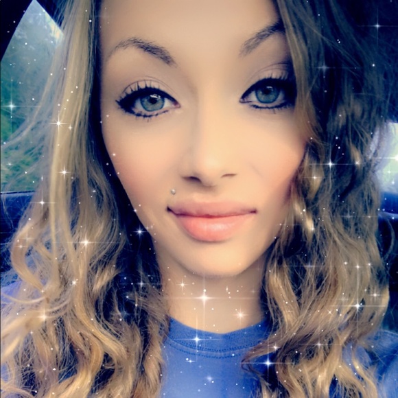 Profile Picture of Ariel Hartley (@arielhartley687) on Poshmark
