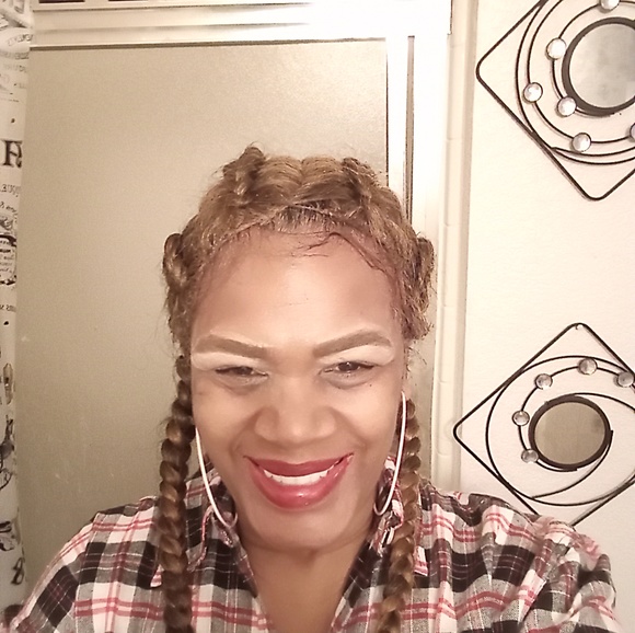 Profile Picture of Deborah Hooker (@deborahhooke300) on Poshmark