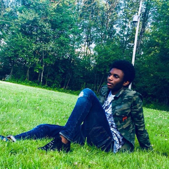 Profile Picture of Jo Okalimic (@lapoulgaa) on Poshmark