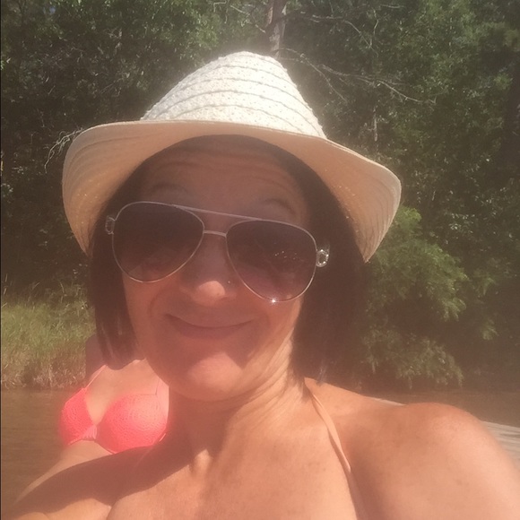 Profile Picture of Carrie Hook (@carrieh8) on Poshmark