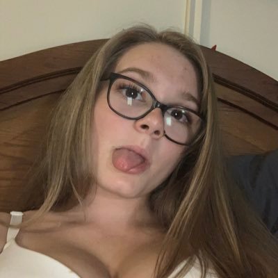 Profile Picture of Mia (@miatravers7) on Twitter