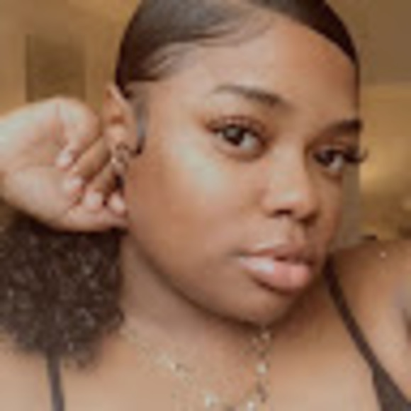 Profile Picture of Rondra Digsby (@rondradigsby4) on Poshmark