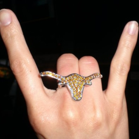 Profile Picture of Annie Su (@anniersu) on Poshmark