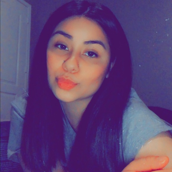 Profile Picture of Donna Moreno (@donnaa_22) on Poshmark