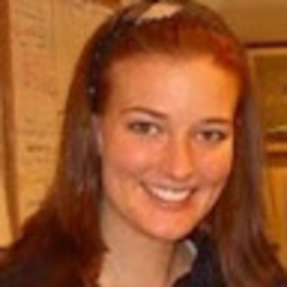 Profile Picture of Laura Witbeck (@lwitbeck) on Poshmark