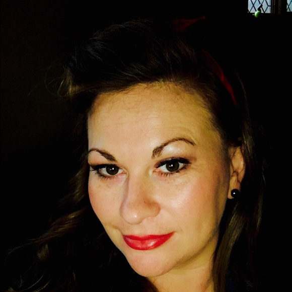 Profile Picture of Amanda Sells (@amandasells23) on Poshmark