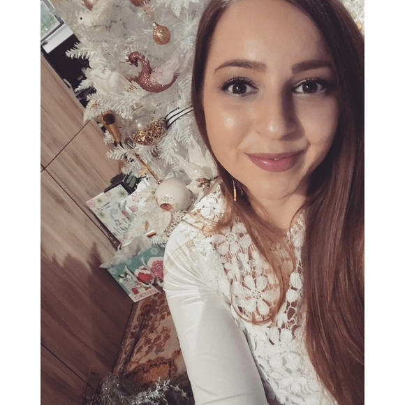 Profile Picture of Petra Geller (@lareinapetra) on Poshmark