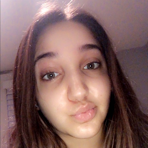 Profile Picture of Zoe Constantinides (@zoecons4) on Poshmark
