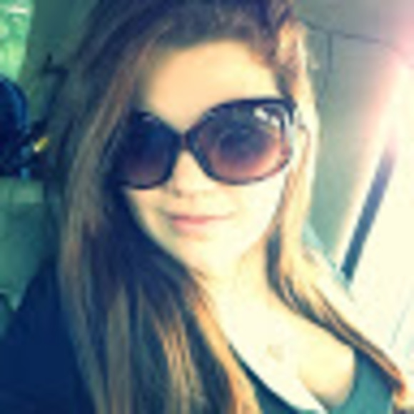 Profile Picture of Challis Fix (@challisfix) on Poshmark