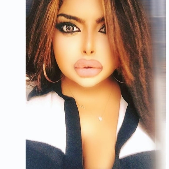 Profile Picture of Alicia Boodoo (@aliciaboodoo) on Poshmark