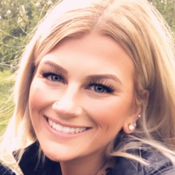 Profile Picture of Katherine Schultz (@kaschultz327) on Poshmark