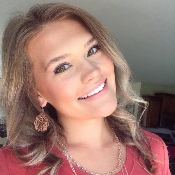 Profile Picture of Seanna Bouder (@seanna_brookeee) on Poshmark