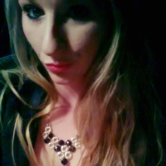 Profile Picture of Emily Draves (@draveser) on Poshmark