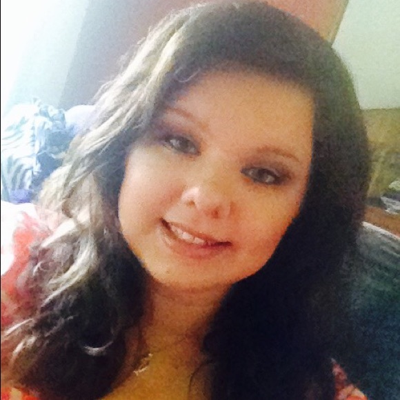 Profile Picture of Chloee Raley (@chloee_alyssa) on Poshmark