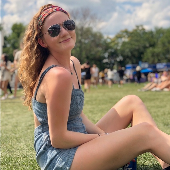 Profile Picture of Alexa Burger (@alexaburgs) on Poshmark