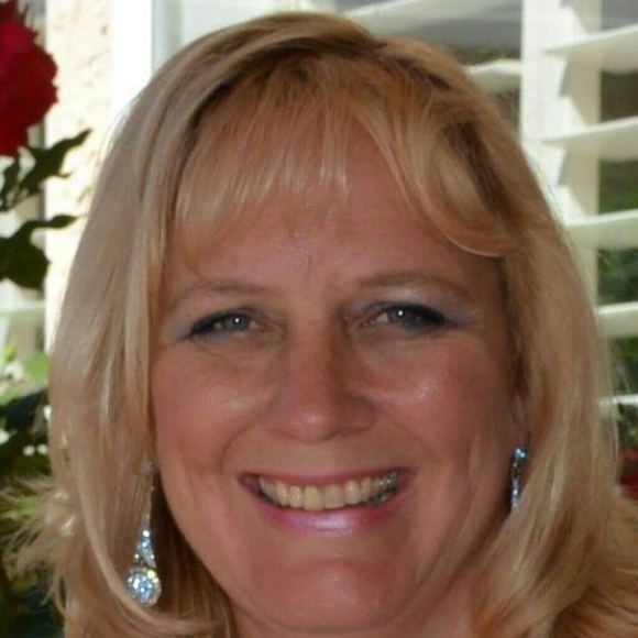 Profile Picture of Holly Sharp (@cinderella1121) on Poshmark