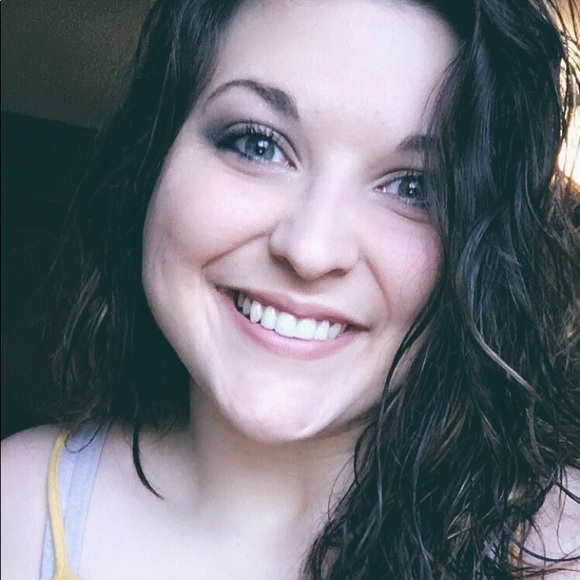 Profile Picture of Katelyn Hallman (@k_hallmann) on Poshmark