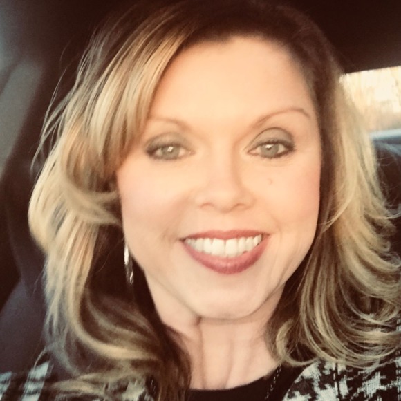 Profile Picture of Melinda Graham (@pegmel2) on Poshmark
