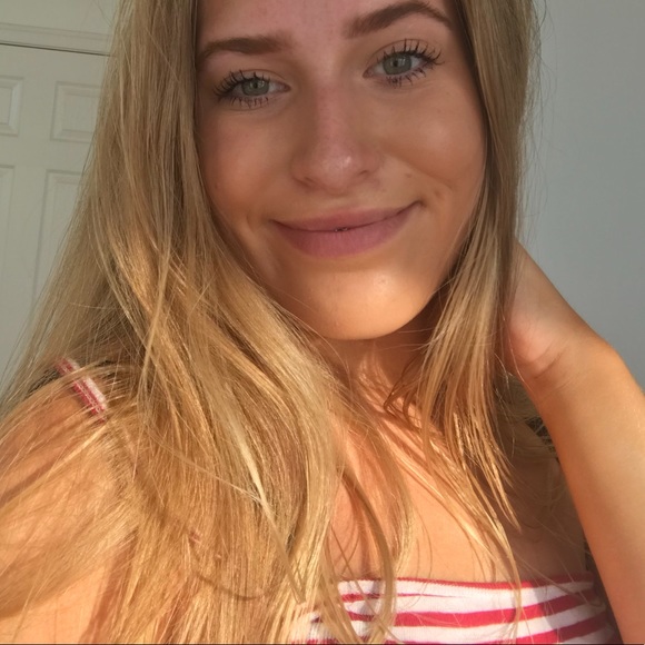 Profile Picture of Victoria Heinitz (@vheinitz) on Poshmark