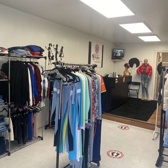 Profile Picture of Sam Gaitor (@samscollections) on Poshmark